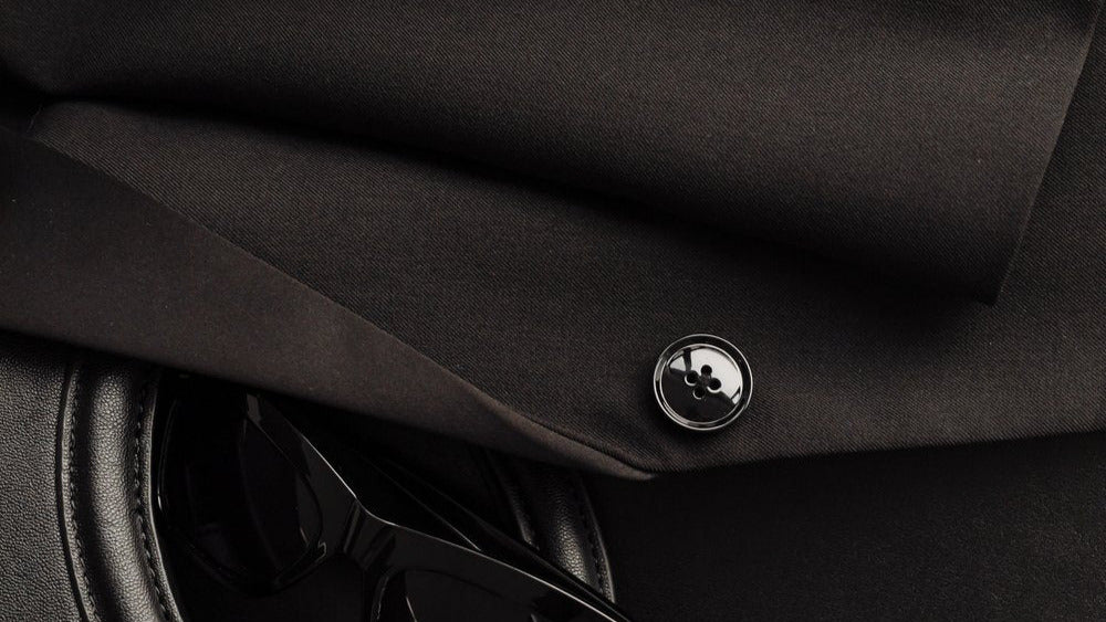 kaboompics_chic-minimalism-black-fashion-accessories-dark-aesthetics-36861.jpg__PID:be3f0b29-cfd6-4c52-836a-07f690ad6660